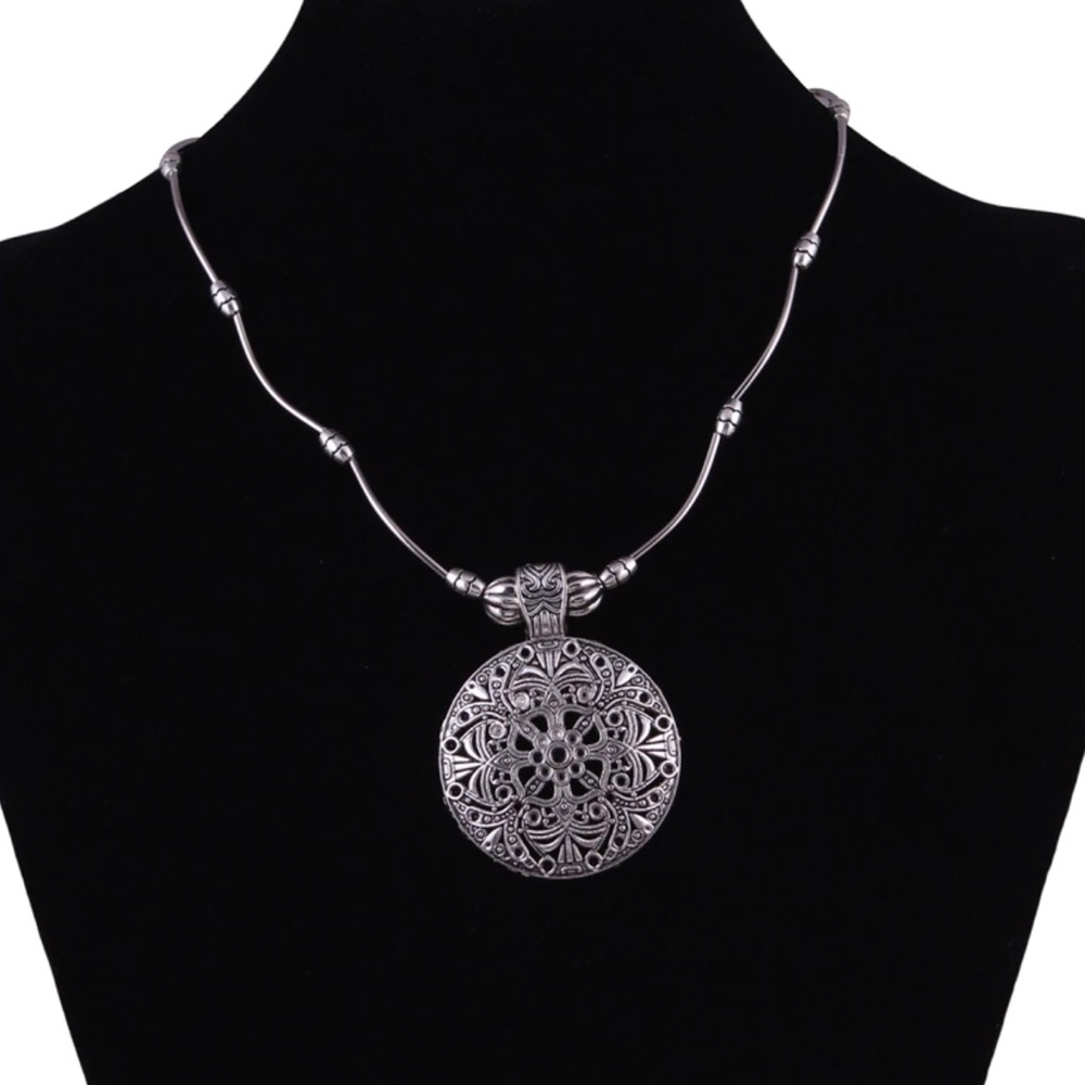 ❤️JUST IN ❤️ SILVER NECKLACE